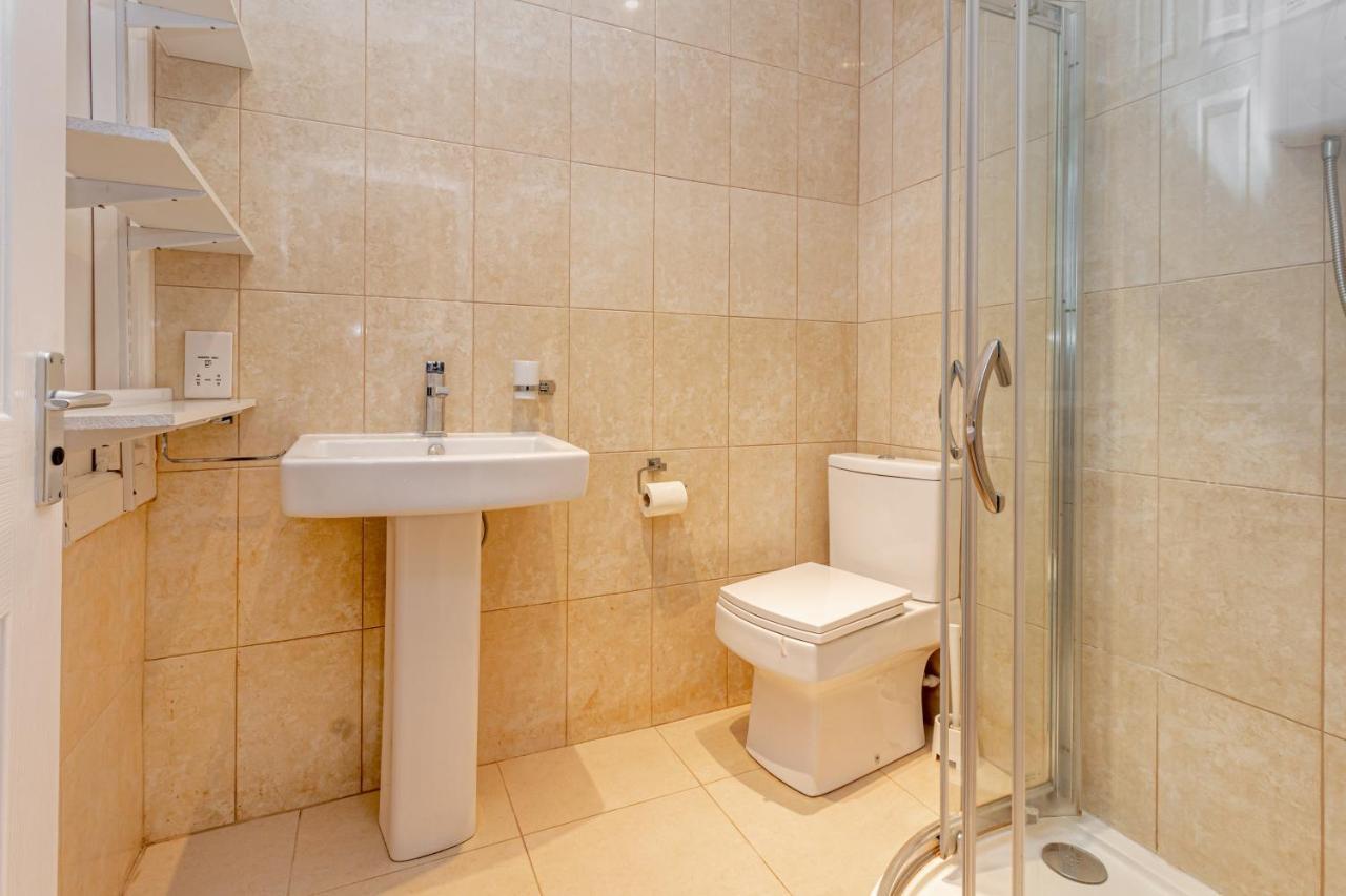Guest Homes - Trinity Flat Worcester Bagian luar foto
